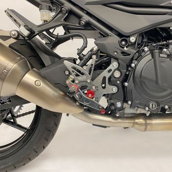 TRACK  Fußrastenanlage titan Kawasaki Ninja 400 ab 2018 / Z400 ab 2019 ABE